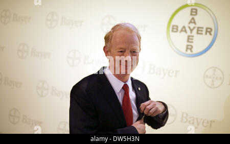 Leverkusen, Deutschland. 28. Februar 2014. CEO der Bayer AG Marijn Dekkers präsentiert die Unternehmenszahlen in Leverkusen, Deutschland, 28. Februar 2014. Die Ergebnisse für das Jahr 2013 wurden das Jahr des 150-jährigen Firmenjubiläums einige der besten in der Geschichte der Pharmakonzern Bayer. Foto: OLIVER BERG/Dpa/Alamy Live News Stockfoto