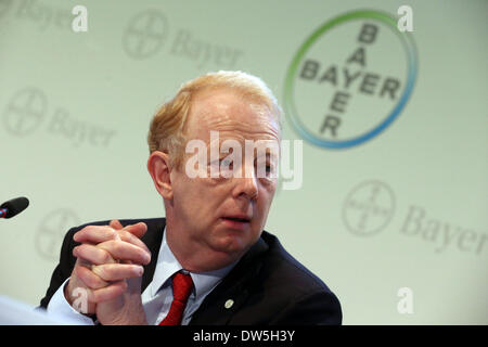 Leverkusen, Deutschland. 28. Februar 2014. CEO der Bayer AG Marijn Dekkers präsentiert die Unternehmenszahlen in Leverkusen, Deutschland, 28. Februar 2014. Die Ergebnisse für das Jahr 2013 wurden das Jahr des 150-jährigen Firmenjubiläums einige der besten in der Geschichte der Pharmakonzern Bayer. Foto: OLIVER BERG/Dpa/Alamy Live News Stockfoto