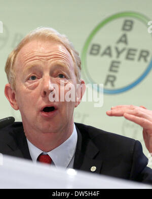 Leverkusen, Deutschland. 28. Februar 2014. CEO der Bayer AG Marijn Dekkers präsentiert die Unternehmenszahlen in Leverkusen, Deutschland, 28. Februar 2014. Die Ergebnisse für das Jahr 2013 wurden das Jahr des 150-jährigen Firmenjubiläums einige der besten in der Geschichte der Pharmakonzern Bayer. Foto: OLIVER BERG/Dpa/Alamy Live News Stockfoto