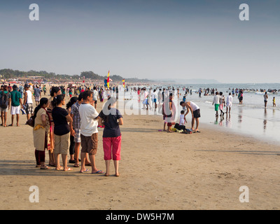 Indien, Goa, Baga, indische Touristen am Strand Stockfoto