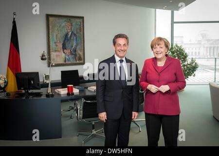 Berlin, Deutschland. 28. Februar 2014. HANDOUT - Bundeskanzlerin Angela Merkel und der ehemalige französische Präsident Nicolas Sarkozy posieren vor dem Beginn der Gespräche im Bundeskanzleramt in Berlin, Deutschland, 28. Februar 2014. Sarkozy ist in Berlin zu einer Veranstaltung der Konrad-Adenauer-Stiftung auf die deutsch-französischen Beziehungen und die Zukunft Europas. Foto: BUNDESREGIERUNG/BERGMANN (Achtung - redaktionelle Verwendung nur in Verbindung mit den aktuellen Bericht, obligatorische Kreditkarte.) / Dpa/Alamy Live News Stockfoto