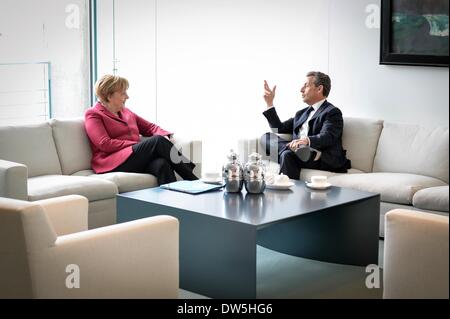 Berlin, Deutschland. 28. Februar 2014. HANDOUT - Bundeskanzlerin Angela Merkel und der ehemalige französische Präsident Nicolas Sarkozy stellen bei ihren Gesprächen im Bundeskanzleramt in Berlin, Deutschland, 28. Februar 2014. Sarkozy ist in Berlin zu einer Veranstaltung der Konrad-Adenauer-Stiftung auf die deutsch-französischen Beziehungen und die Zukunft Europas. Foto: BUNDESREGIERUNG/BERGMANN (Achtung - redaktionelle Verwendung nur in Verbindung mit den aktuellen Bericht, obligatorische Kreditkarte.) / Dpa/Alamy Live News Stockfoto