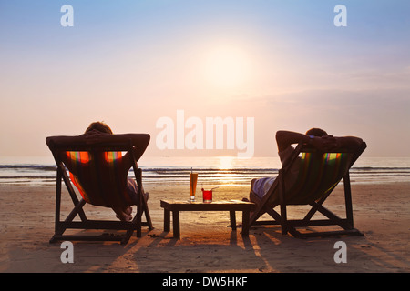 glückliches Paar Sonnenuntergang am Strand genießen Stockfoto