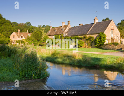 Malerische Bauernhöfe neben dem Fluss Auge in die Cotswolds Dorf des oberen Schlachtung, Gloucestershire, England. Stockfoto