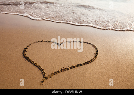 Herz am Sandstrand, Valentinstag Hintergrund gezeichnet Stockfoto