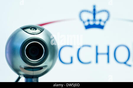 Berlin, Deutschland. 28. Februar 2014. ILLUSTRATION - Illustration zeigt eine Webcam vor dem Logo des britischen Geheimdienstes Regierung Kommunikationen Hauptsitze (GCHQ) in Berlin, Deutschland, 28. Februar 2014. Accodring zu einem Bericht in der Zeitung "Guardian", hat GCHQ massiv auf Webcam-Chats von Yahoo-Nutzer ausspioniert. Foto: DANIEL BOCKWOLDT/Dpa/Alamy Live News Stockfoto