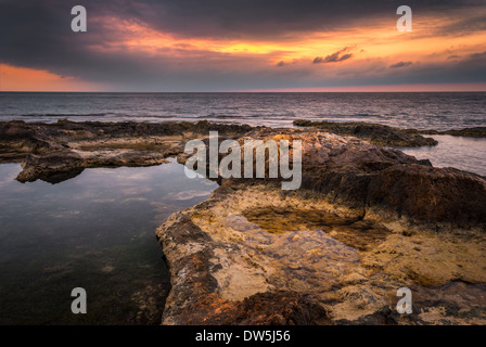 Felsiger Strand am bewölkten Morgen Stockfoto