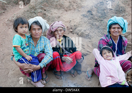 Karen Hill Tribe Dorfbewohner posieren für die Kamera in Huay Pakoot, Nord-Thailand. Stockfoto