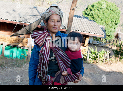 Tragenden Sohn Frau Karen Hill Tribe in Schlinge hält für Foto in Blay Doh Key Village, Nord-Thailand. Stockfoto