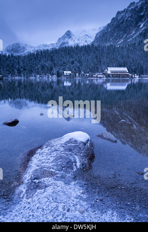 Popradske Pleso See und Berg Hütte im Winter, Slowakei, Europa. Stockfoto