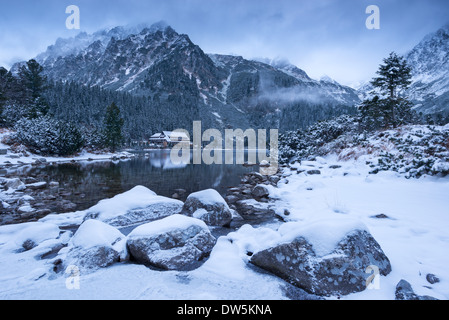 Popradske Pleso See und Berg Hütte im Winter, Slowakei, Europa. Stockfoto