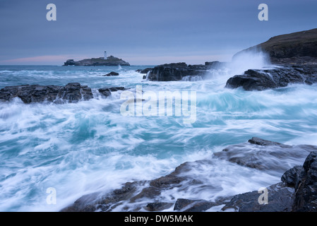 Brechenden Wellen des Atlantiks in der Nähe von Godrevy Leuchtturm, Cornwall, England. Winter (Februar) 2013. Stockfoto