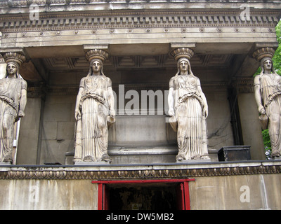 Karyatiden von John Charles Felix Rossi auf der Nordseite der Kirche St. Pancras, Euston Road, London, England, UK. Stockfoto