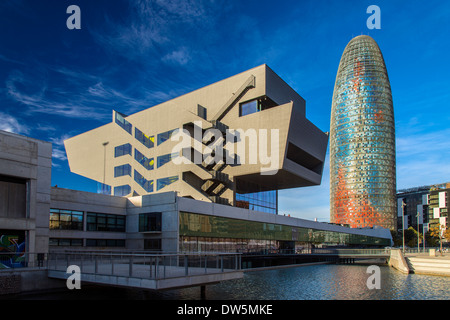 Design Museum oder Museu del Disseny mit Torre Agbar hinter in der Nacht, Barcelona, Katalonien, Spanien Stockfoto