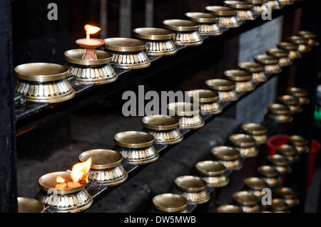 Reihen von Kerzen in einem hinduistischen Tempel in Nepal Stockfoto