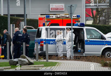 Düsseldorf, Deutschland. 28. Februar 2014. Polizei und Forensik stehen vor ein Bürogebäude in denen eine Frau getötet wurde in Düsseldorf, 28. Februar 2014. Foto: JAN-PHILIPP STROBEL/Dpa/Alamy Live News Stockfoto