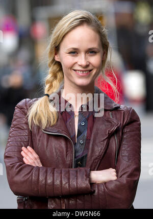 Frankfurt Main, Deutschland. 28. Februar 2014. Dänische Schauspielerin Inez Bjoerg David während einem Fototermin am Set des Films lächelt "Alles ist Liebe" in Frankfurt Main, Deutschland, 28. Februar 2014. Der Film wird bis Ende 2014 deutschen Kinos ausgestrahlt. Foto: Daniel Reinhardt/Dpa/Alamy Live News Stockfoto