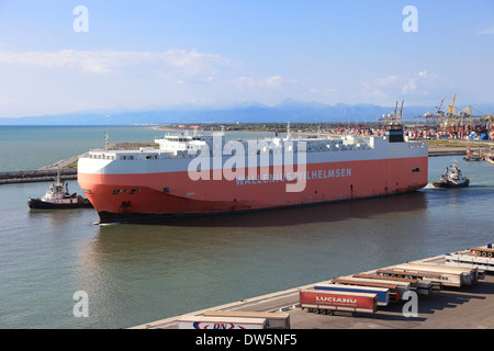 Ro-Ro-Pkw- und Lkw Träger Schiff Mv Tarifa verlassen Livorno Hafen Italien Stockfoto