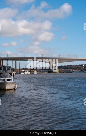 Autobahn und hohe Geschwindigkeit Zug Brücken über den Fluss Medway in der Nähe von Rochester Kent England Stockfoto