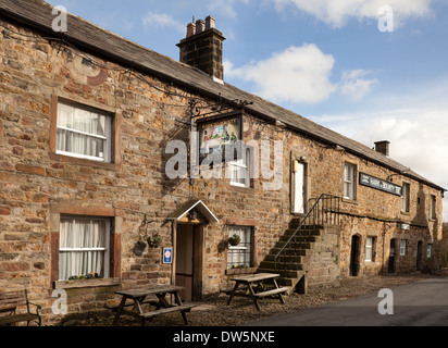 Besuchen Sie das Bounty Coaching Inn, ein aus Stein erbautes Country Pub & Restaurant in Slaidburn, Trog, oder Forest of Bowland, Lancashire, Großbritannien Stockfoto