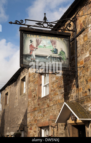 16th-Jahrhundert-Poststation Hark to Bounty gemalte Innenszene; Country Pub hängende Zeichen in Slaidburn, Trog oder Forest of Bowland, Lancashire, Großbritannien Stockfoto