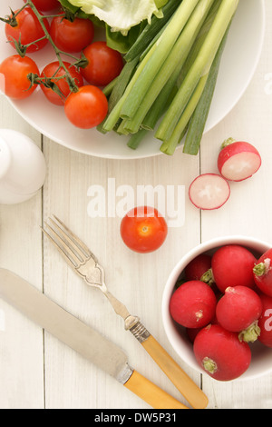 Salat auf einer sommerlichen Mittagstisch Top-down Ansicht Stockfoto