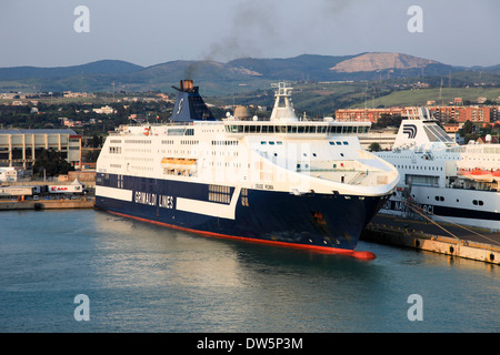 Grimaldi Lines RoRo-Fähre Mv festgemacht Cruise Roma im Hafen von Civitavecchia Italien Stockfoto