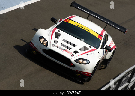 PS Racing und Aston Martin Racing GT3-Auto in der Boxengasse in Donington Park Circuit. Stockfoto