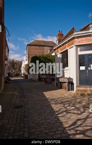 Der kopfsteingepflasterten High Street im historischen Dorf von Upnor Kent England Stockfoto