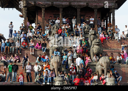 Kundenansturm bei Durbar Square Bakhtapur bereit für Feiern des neuen Jahres Stockfoto