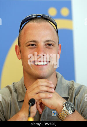 Berlin, Deutschland. 11. Juni 2008. Südafrikanischer Sprinter Oscar Pistorius ist auf einer Pressekonferenz in Berlin, Deutschland, 11. Juni 2008 abgebildet. Dank zwei flexible Carbon-Prothesen statt seine Unterschenkel Pistorius ist fast so schnell wie Athleten ohne Handicap und hält die Weltrekorde für alle Distanzen von 100 bis 400 m. Pistorius hofft noch zur Teilnahme an den Olympischen Spielen 2008 in Peking. Foto: MARCEL METTELSIEFEN/Dpa/Alamy Live News Stockfoto