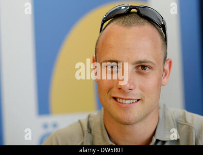 Berlin, Deutschland. 11. Juni 2008. Südafrikanischer Sprinter Oscar Pistorius ist auf einer Pressekonferenz in Berlin, Deutschland, 11. Juni 2008 abgebildet. Dank zwei flexible Carbon-Prothesen statt seine Unterschenkel Pistorius ist fast so schnell wie Athleten ohne Handicap und hält die Weltrekorde für alle Distanzen von 100 bis 400 m. Pistorius hofft noch zur Teilnahme an den Olympischen Spielen 2008 in Peking. Foto: MARCEL METTELSIEFEN/Dpa/Alamy Live News Stockfoto