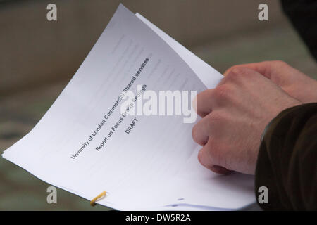 Senat-Haus, Universität von London, 28. Februar 2014. Ein Entwurf des Berichts von der University of London kommerzielle shared Services, ausgelöst durch protestierende Studenten aus den Vizekanzler Büro. Bildnachweis: Paul Davey/Alamy Live-Nachrichten Stockfoto