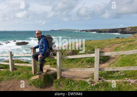 Mann zu Fuß der South West Coast Path nahe Trevose Head, Cornwall, England. Frühjahr 2013 (Mai). Stockfoto