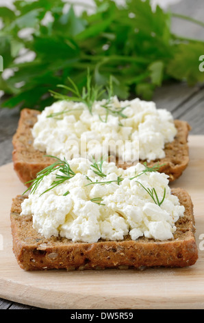 Brötchen mit Frischkäse und dill Stockfoto