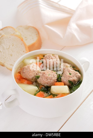 Frikadelle-Suppe in weiße Schüssel auf Holztisch Stockfoto