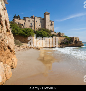 Schloss von Tamarit vom Strand Cala Jovera in Tarragona, Spanien. Stockfoto