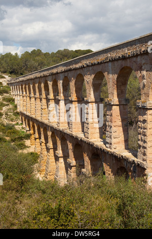 Römische Brücke von Les Ferreres, Teil der römischen Wasserleitung, die Wasser für die Stadt Tarraco auf der iberischen Halbinsel geliefert. Stockfoto