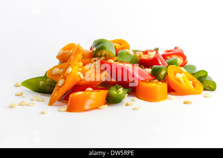 Grüne und rote gehackte Cayenne und thai Birds Eye chili peppers Stockfoto