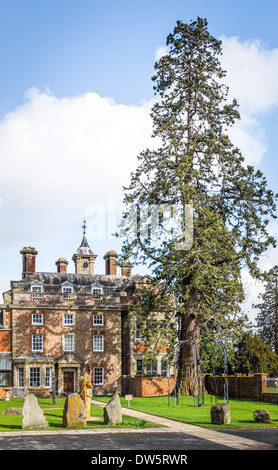 Vorderansicht des Twigworth House, Gloucestershire, England Haus der Natur im Kunstmuseum, mit Gartenfiguren Stockfoto