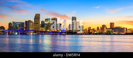 Sonnenuntergang mit Panoramablick auf geschäftliche und private Gebäude, Miami, USA Stockfoto