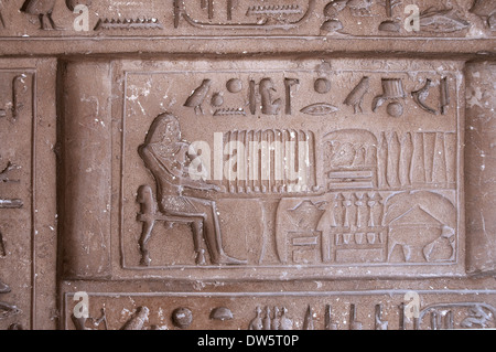 Reliefwork und Hieroglyps in der falschen Tür in der Mastaba des Unas in Sakkara Stockfoto