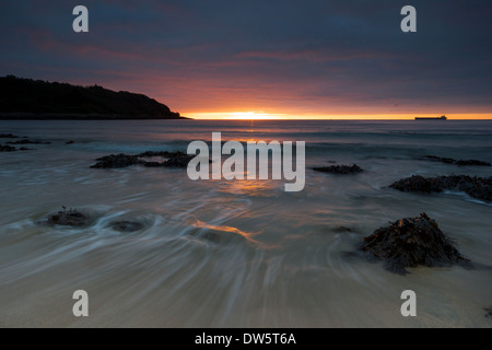 Sonnenaufgang am Schloss Beach in Falmouth Stockfoto