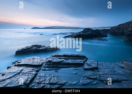 Trevose Head in der Abenddämmerung von Treyarnon Point, North Cornwall, England. (Juni) im Sommer 2013. Stockfoto