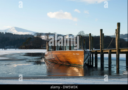 Der Passagier-Start auf einem zugefrorenen See Derwent Water, Lake District, England Stockfoto