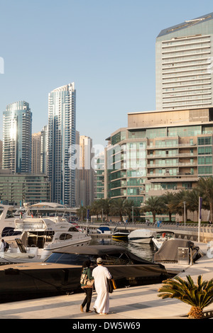 Eine arabische Paare, die in Dubai Marina, Dubai, Vereinigte Arabische Emirate, Vereinigte Arabische Emirate Naher Osten Stockfoto