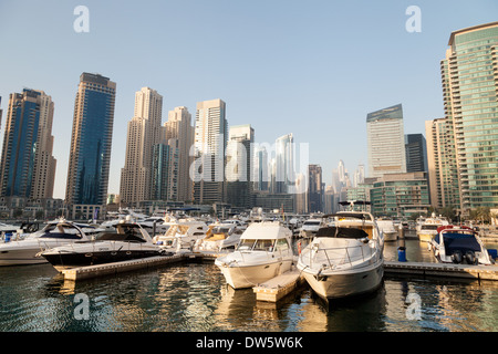 Luxus-Yachten ankern in Dubai Marina, Dubai, Vereinigte Arabische Emirate, Vereinigte Arabische Emirate Naher Osten Stockfoto