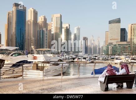 Zwei lokale arabische Männer sitzen in der Dubai Marina, Jumeirah Towers Area, Dubai UAE, Vereinigte Arabische Emirate, Naher Osten Stockfoto