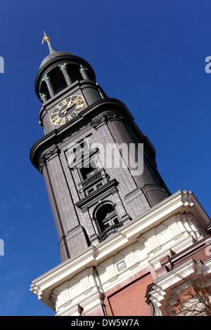 Glockenturm der St.-Michaelis-Kirche, liebevoll bekannt als Michel, Wahrzeichen von Hamburg, Deutschland. Stockfoto