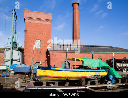 Pumpen Sie Haus und Boot im Trockendock für Reparaturen am Underfall Yard auf dem schwimmenden Hafen Bristol UK Stockfoto